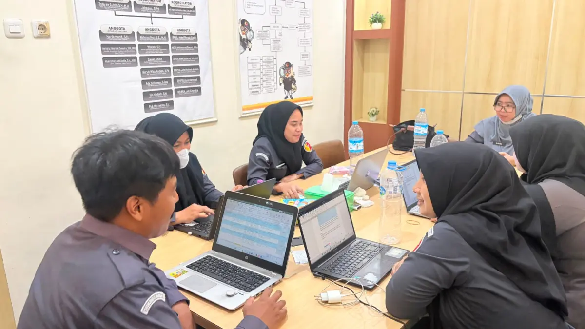 BERBENAH : Petugas Bawaslu Tarakan mulai membenahi sistem arsip untuk memaksimalkan pengamanan. AGUS DIAN ZAKARIA/RADAR TARAKAN