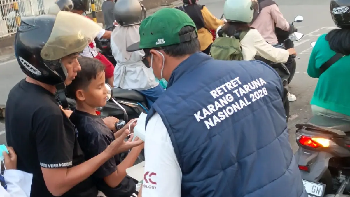 CEGAH ISPA : Karang Taruna Tarakan membagikan masker kepada pengendara di Simpang Empat Kota Tarakan. AGUS DIAN ZAKARIA/RADAR TARAKAN