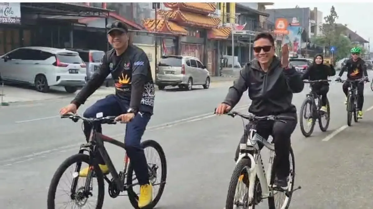 GOWES : Sekda Bulungan, H Risdianto gowes bersama komunitas disabilitas, Minggu (30/8).