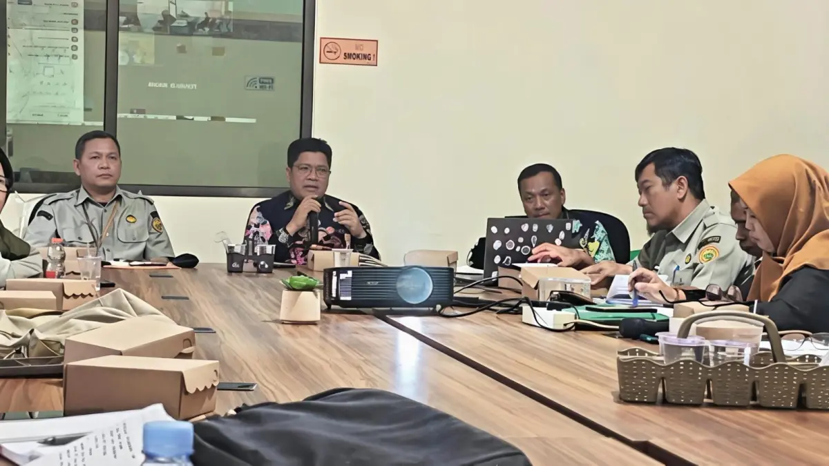KOORDINASI : Kepala DKPP Kabupaten Nunukan, Masniadi saat memimpin rakor Perencanaan Usulan Pupuk Bersubsidi 2027 sekaligus evaluasi hasil verifikasi dan validasi pupuk bersubsidi Tahun 2026.