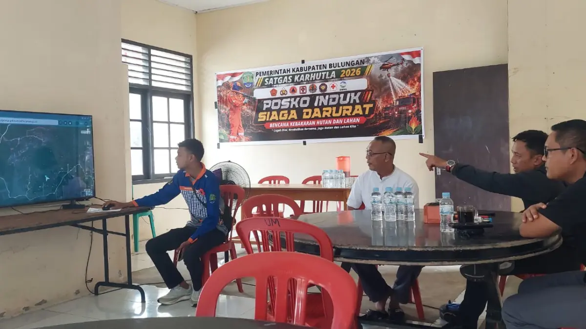 PEMANTAUAN HOTSPOT : Ex Officio BPBD Bulungan H. Risdianto didampingi Dandim 0903/Bulungan melakukan pemantauan hotspot di Pusdalop BPBD Bulungan, Minggu (30/8).