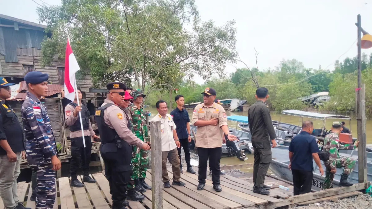 PEMERIKSAAN : Personel gabungan melakukan pemeriksaan di wilayah perbatasan guna memastikan stabilitas keamanan, aktivitas masyarakat hingga lalu lintas orang dan barang.&nbsp;