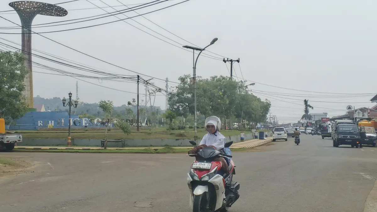 KABUT ASAP: Warga Tideng Pale diimbau menggunakan masker saat berada di luar rumah (FOTO: SOPIAN/RADAR TARAKAN)