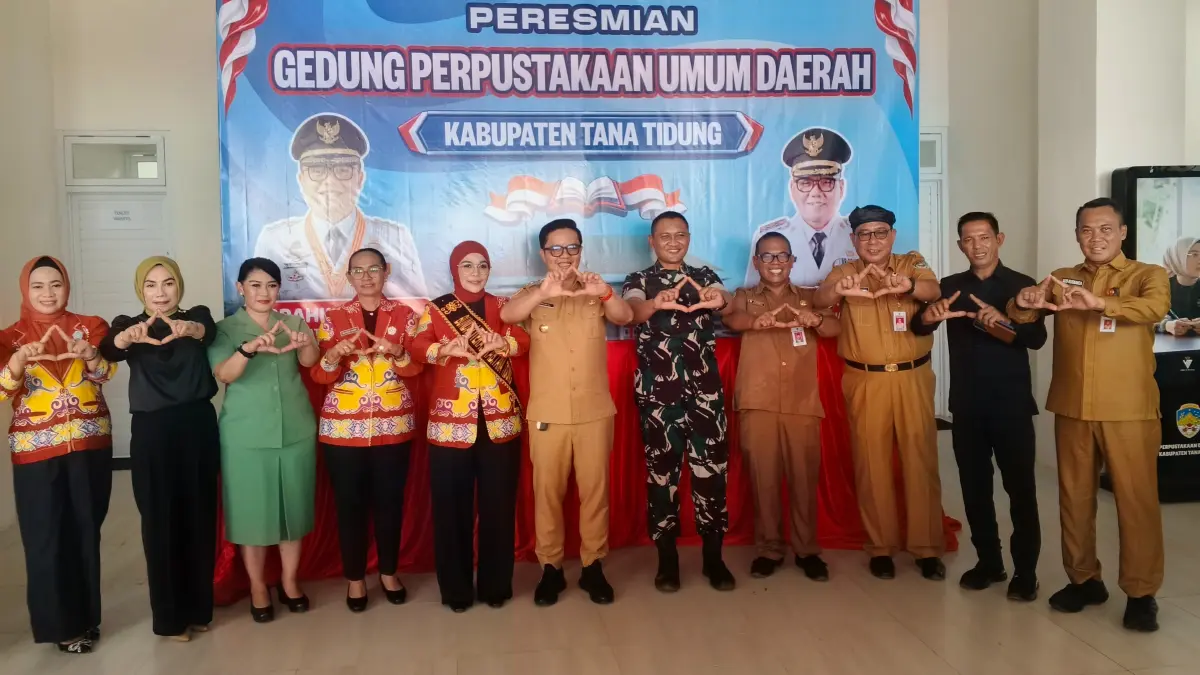 ABADIKAN MOMEN: Bupati Ibrahim Ali dan Vamelia Ibrahim melakukan sesi foto bersama usai meresmikan perpustakaan daerah. (FOTO:SOPIAN/RADAR TARAKAN)