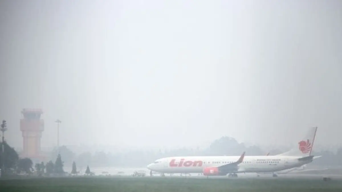 BERI DAMPAK: Kabut asap menurunkan jarak pandang di Bandara Juwata Tarakan hingga 500 meter dan menyebabkan dua penerbangan divert ke Balikpapan. AGUS DIAN ZAKARIA/RADAR TARAKAN