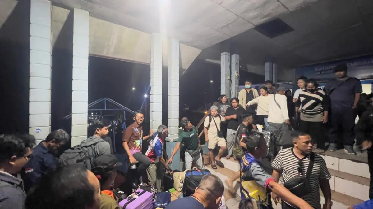 DIPA/RADAR TARAKAN
KANDAS: Suasana evakuasi penumpang Malinau Express 89 di Pelabuhan Speed Malinau oleh Dishub Malinau.
