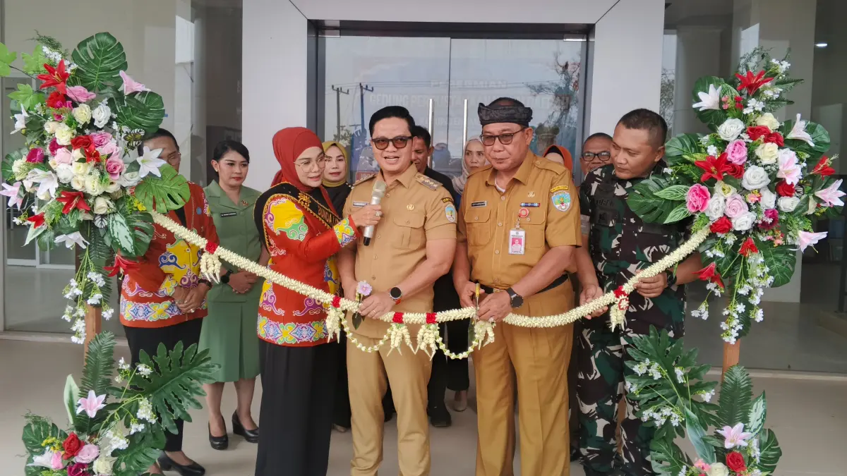 DIRESMIKAN: Bupati Ibrahim Ali memotong pita tanda Perpustakaan Daerah mulai digungsikan. (FOTO: SOPIAN/RADAR TARAKAN)