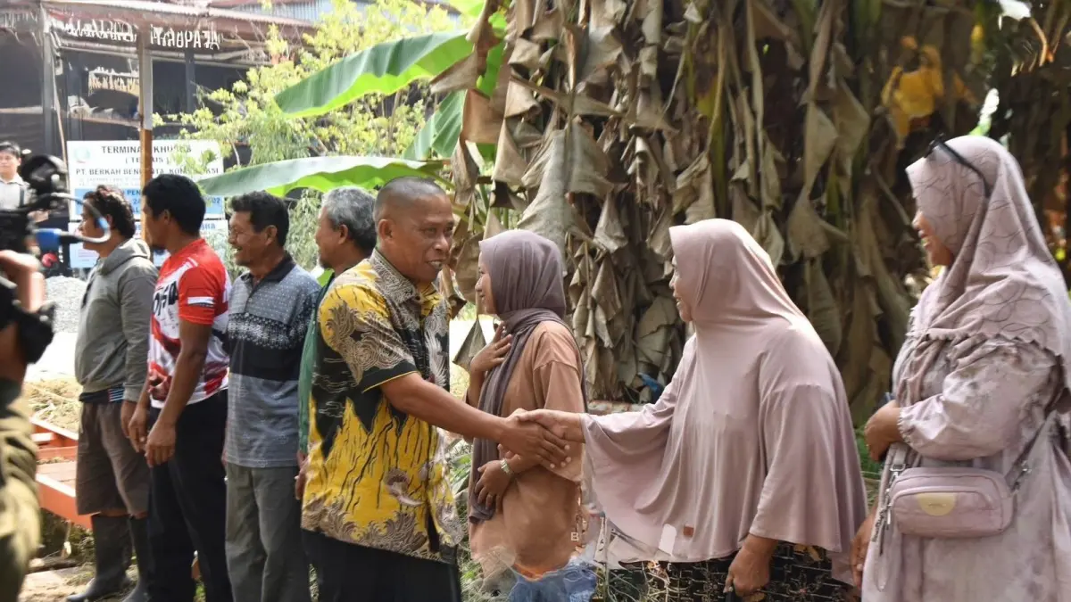 KAMPUNG PANCASILA : Bupati Bulungan Syarwani menyapa warga di Kampung Pancasila, Jl. Gelatik.
(Taslee/Radar Tarakan)