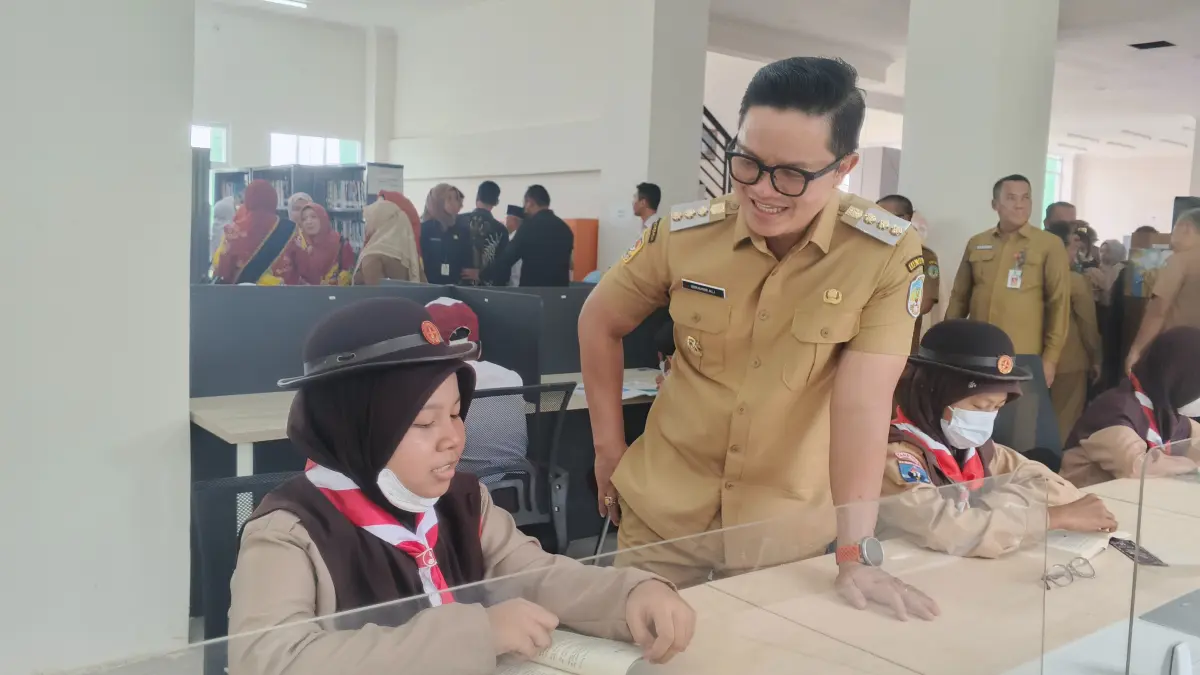 LITERASI: Bupati Ibrahim Ali menyapa pelajar yang sedang membaca buku di perpustakaan daerah pasca diresmikan. (FOTO; SOPIAN/RADAR TARAKAN)