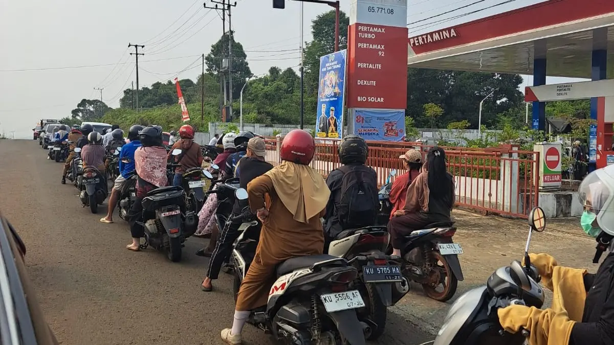 MENGULAR: Masyarakat mengantre demi mendapatkan pertamax di SPBU setelah kesulitan mendapatkan pertalite. (FOTO: SOPIAN/RADAR TARAKAN)