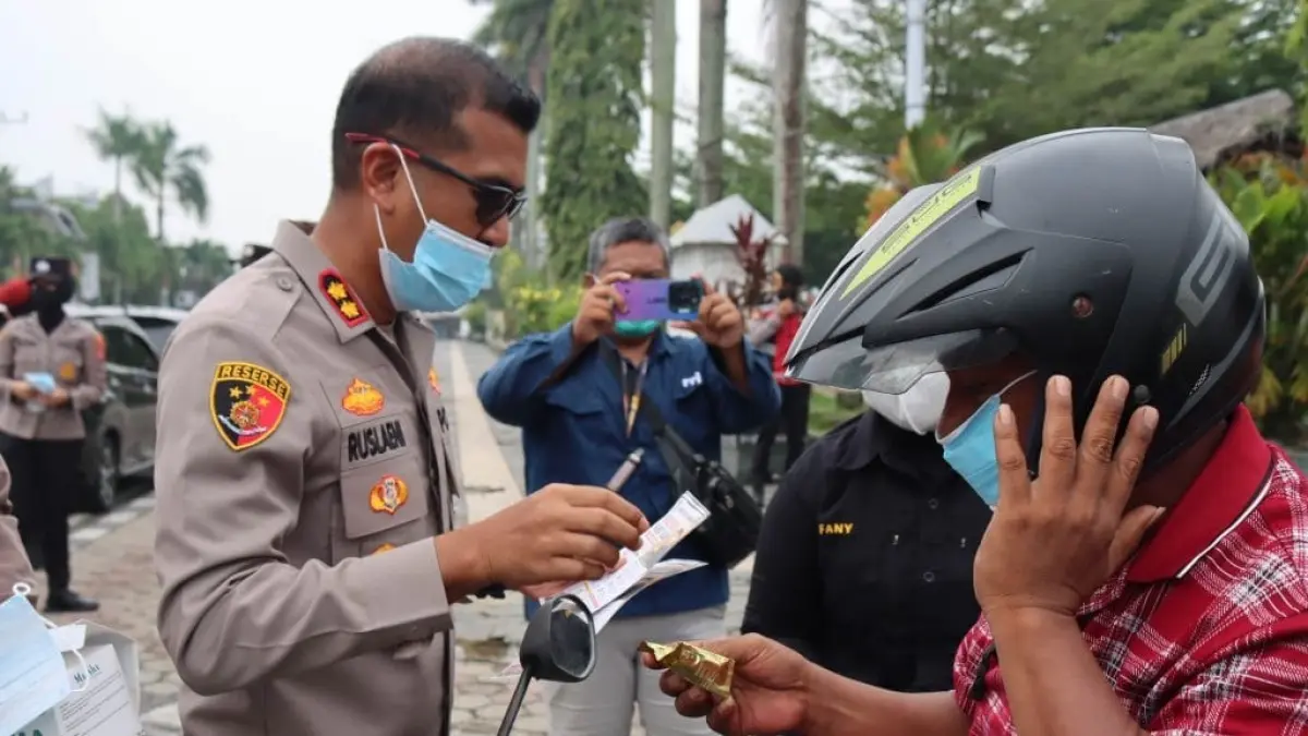 PELAYANAN : Kapolres Nunukan AKBP Ruslaeni bersama jajaran turun langsung membagikan masker dan vitamin ke masyarakat, Selasa (1/9).&nbsp;