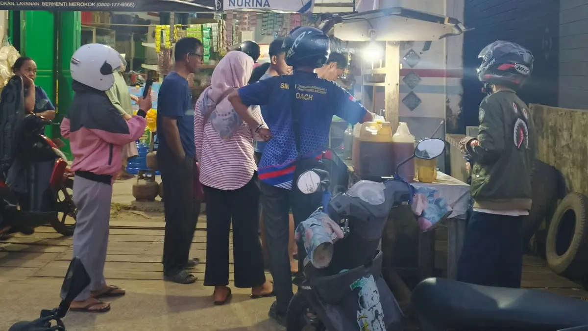 PERTALITE LANGKA: Sejumlah pengendara antre  membeli BBM jenis pertalite eceran, Senin (31/8).(FOTO: SOPIAN/RADAR TARAKAN)