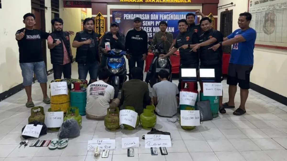 TERUNGKAP : Tiga pelaku diamankan Sat Reskrim Polsek Nunukan bersama URC Reserse Polres Nunukan atas aksi pencuri yang terjadi di sembilan TKP.&nbsp;