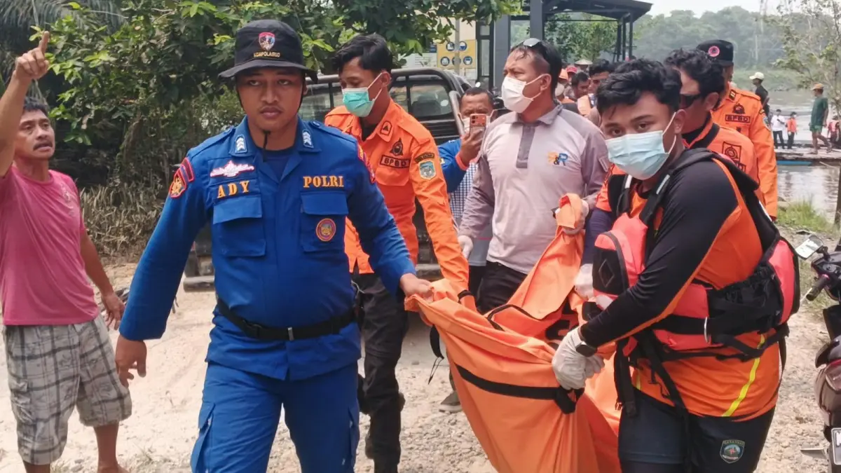 DIEVAKUASI : Tim SAR gabungan mengevakuasi jasad korban yang ditemukan meninggal dunia, Rabu (2/9)