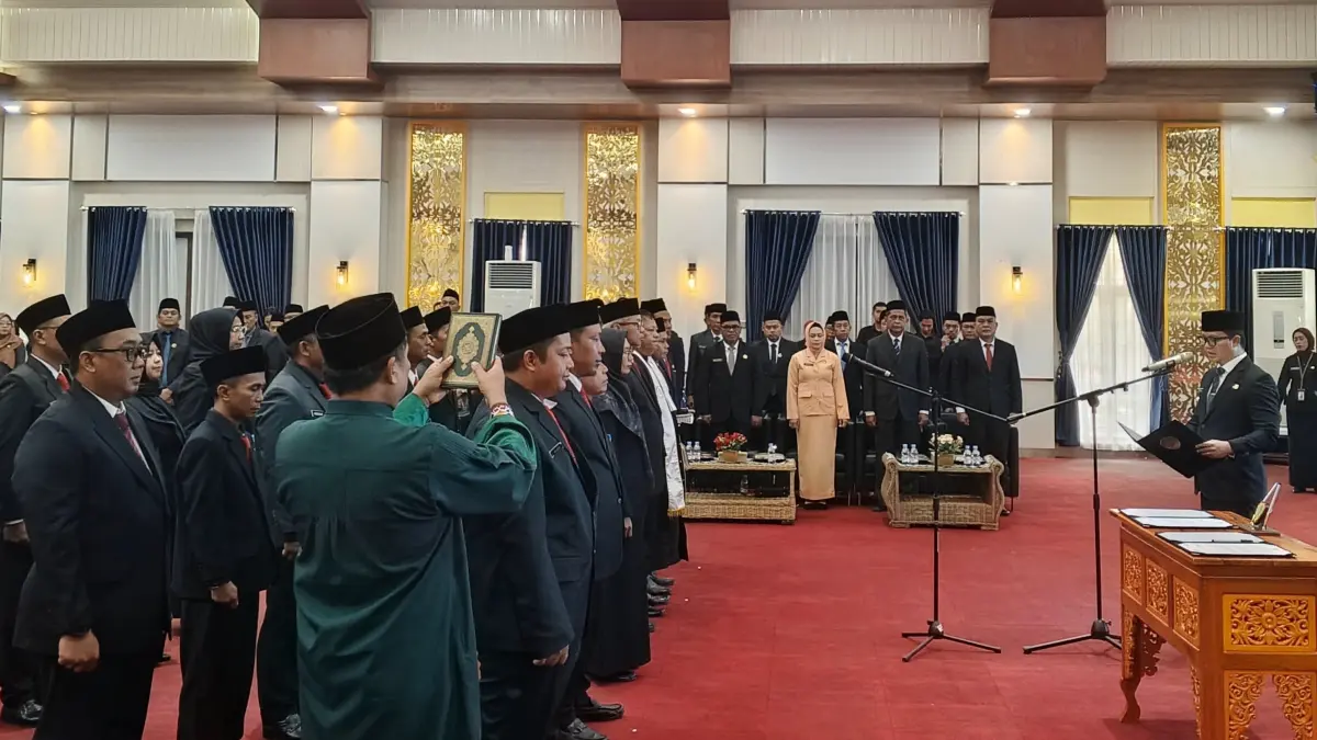 DILANTIK: Pengambilan sumpah/janji pejabat JPT, pengawas dan kepala sekolah. (FOTO; SOPIAN/RADAR TARAKAN)