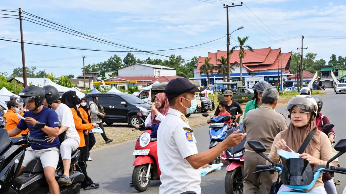 JAGA KESEHATAN: Pemkab Tana Tidung melalui Satpol PP, Dinkes dan BPBD membagikan masker kepada masyarakat Tideng Pale, Rabu (2/9).(FOTO: DKISP)