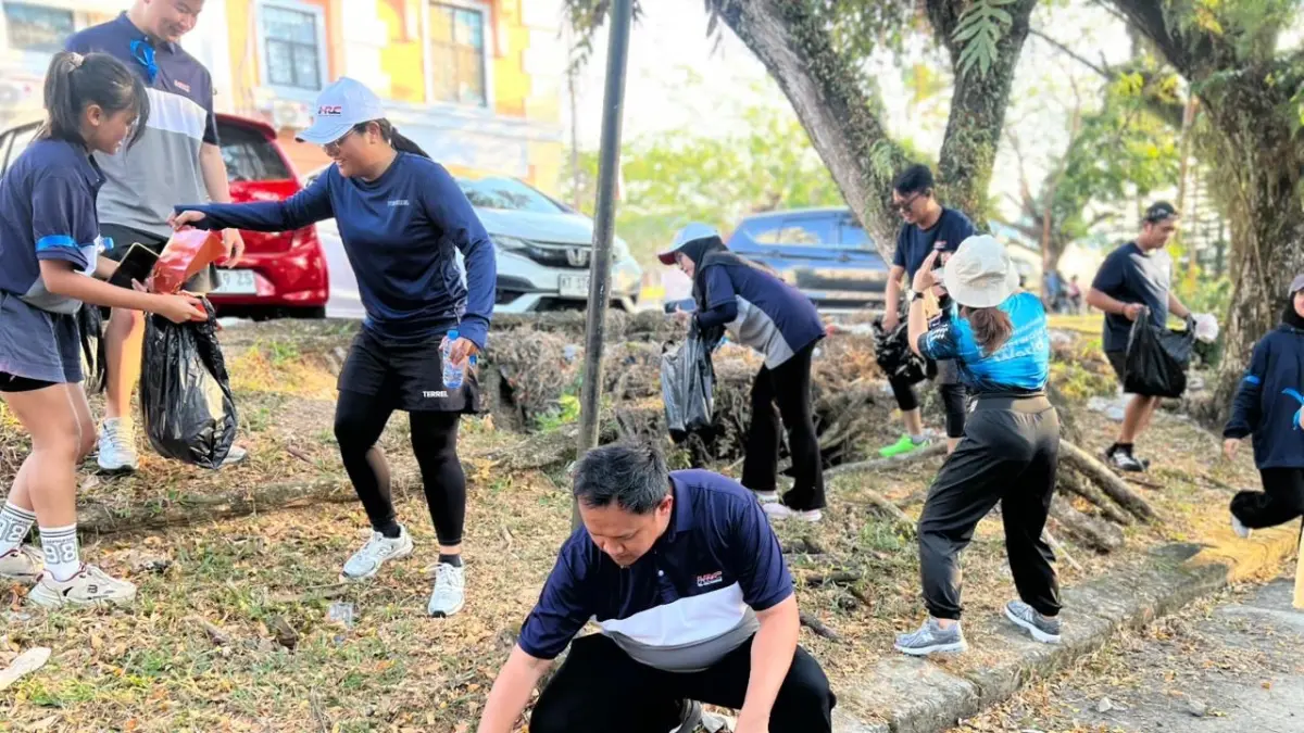 Karyawan Astra Motor Kaltim 1 melakukan aksi peduli lingkungan dengan memungut sampah di area sekitar sebagai bagian dari kegiatan jalan sehat.