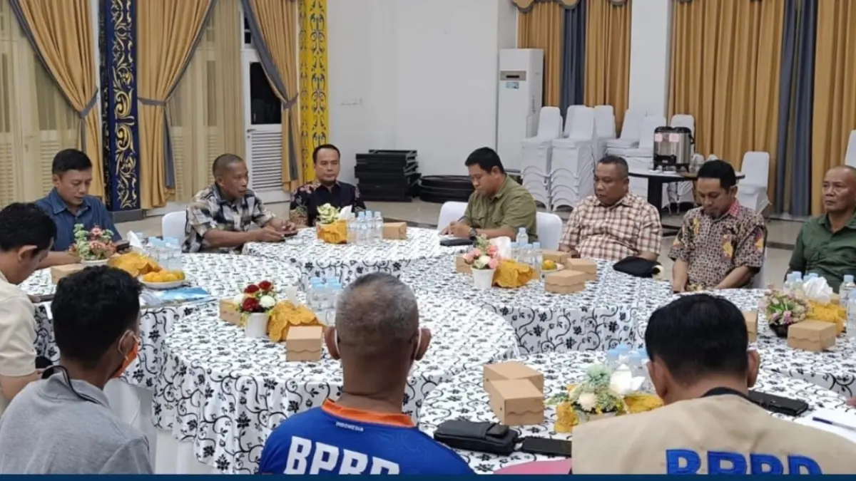 KOORDINASI : &nbsp;Bupati Bulungan Syarwani memimpin rapat koordinasi bersama instansi terkait, membahas persoalan Karhutla.
(Taslee/Radar Tarakan)