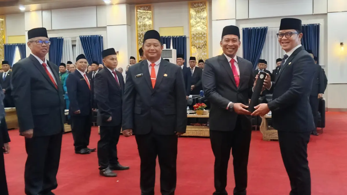 PELANTIKAN: Bupati Ibrahim Ali menyerahkan berita acara pelantikan secara simbolis pada Rabu (2/9). FOTO: SOPIAN/RADAR TARAKAN