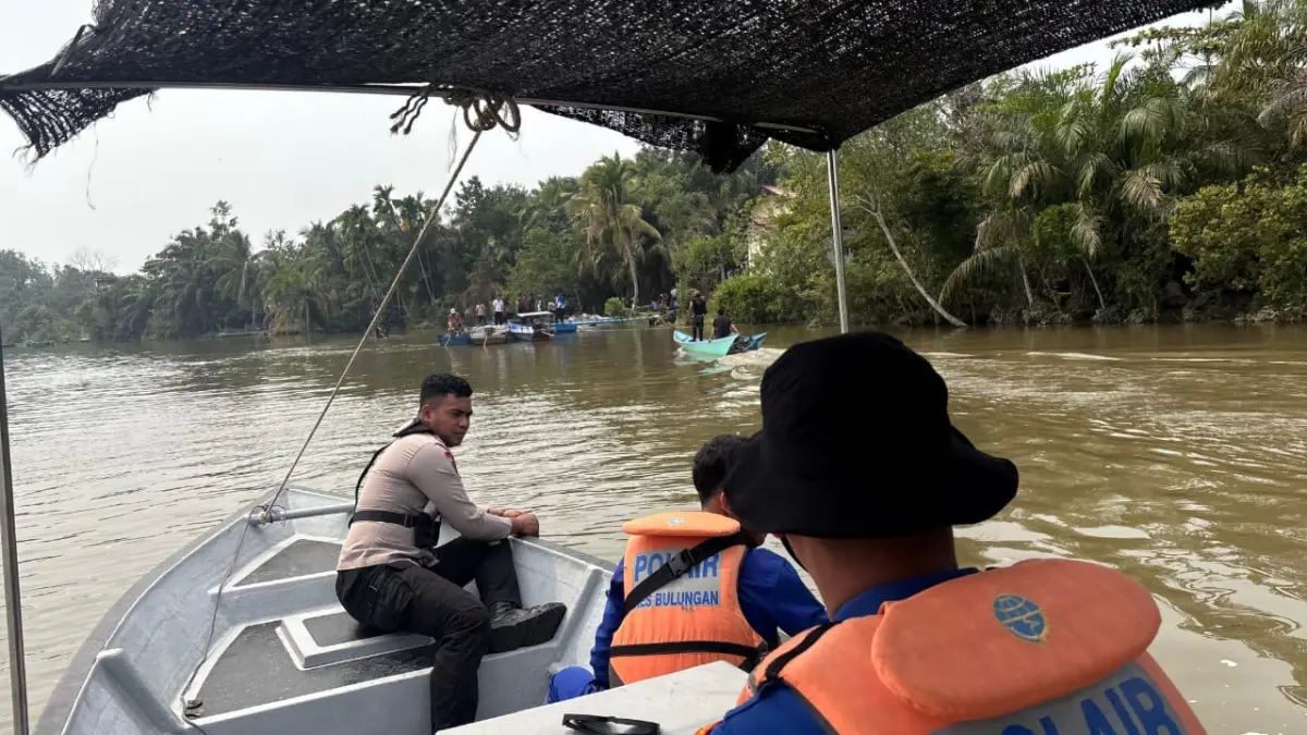 PENCARIAN KORBAN : Petugas gabungan Polairud Polresta Bulungan dan BPBD Bulungan melakukan pencarian seorang bocah yang diduga jatuh ke Sungai Selimau, Tanjung Selor Timur, Rabu (2/9).