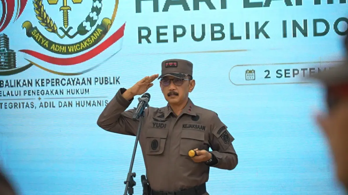 PIMPIN UPACARA : Kepala Kajati Kaltara Yudi Indra Gunawan memimpin Upacara Peringatan Hari Lahir Kejaksaan RI ke-81 di Aula Kantor Kejati Kaltara, Rabu (2/9).

