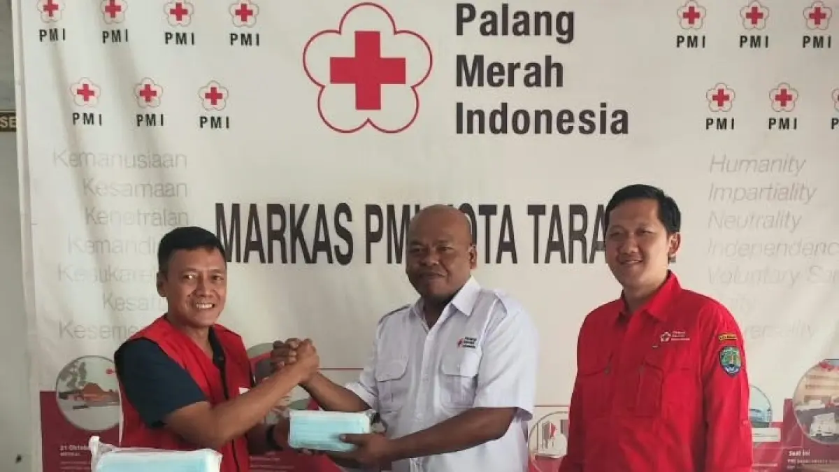 TERIMA MASKER : Ketua PMI Kaltara, H. Risdianto menerima bantuan masker dari PMI pusat.
