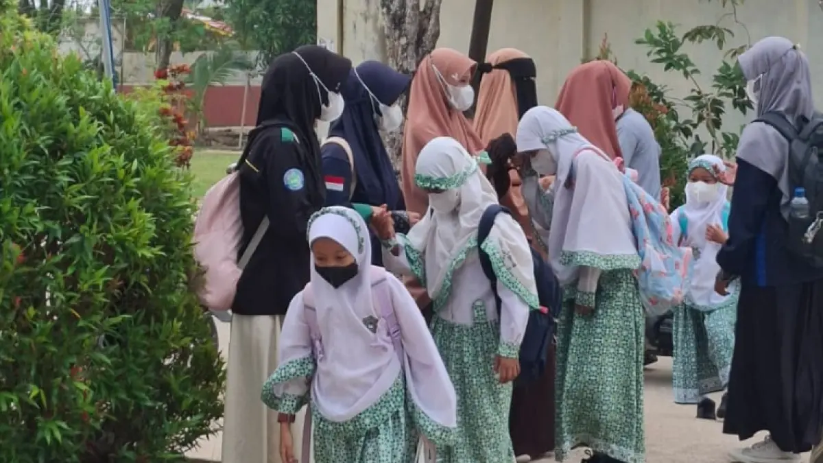 WAJIB MASKER: Aktivitas siswa di salah satu madrasah di Kota Tarakan beberapa waktu lalu. AGUS DIAN ZAKARIA/RADAR TARAKAN