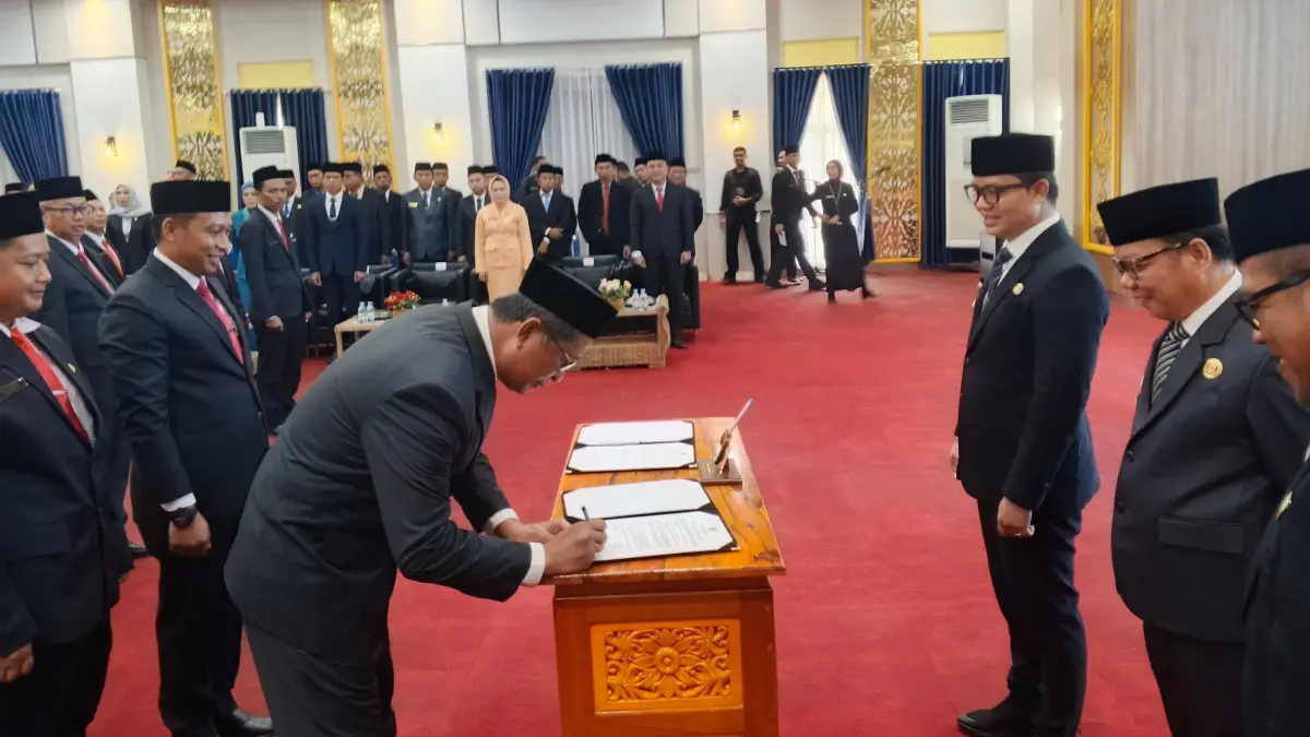 ABDI NEGARA: Bupati Ibrahim Ali melantik Suci Ramadan sebagai Kepala Bagian Umum bersama pengukuh pejabatan kepala sekolah di lingkungan di Pemkab Tana Tidung. FOTO: SOPIAN/RADAR TARAKAN