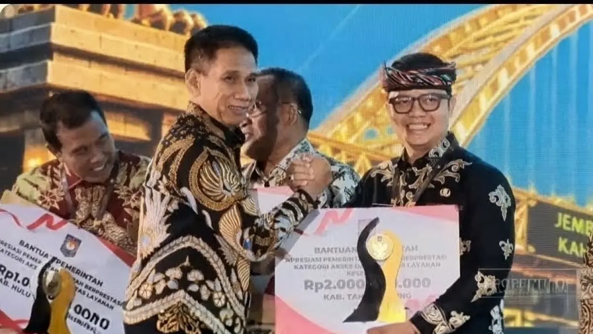 APRESIASI; Bupati Ibrahim Ali menerima penghargaan sekaligus hadiah sebesar Rp 2 miliar dari Kemendagri. 