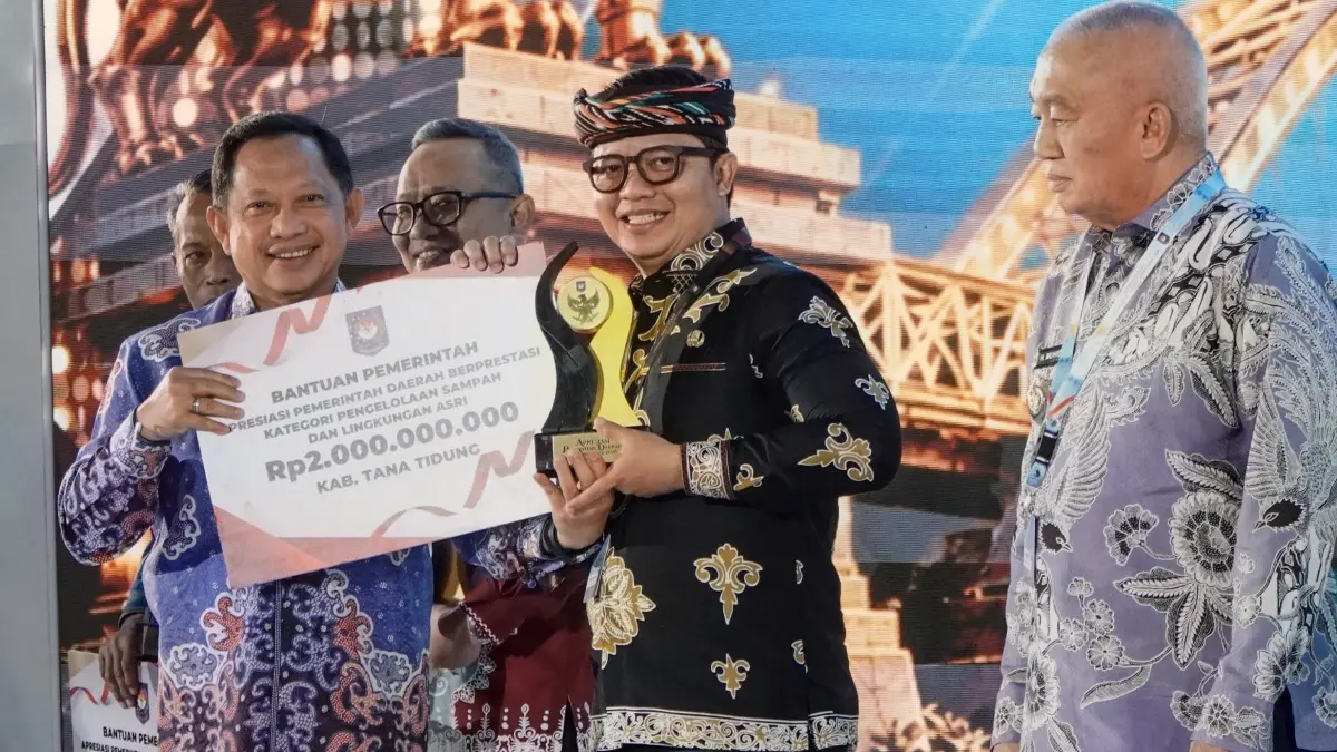 APRESIASIB Bupati Ibrahim Ali menerima penghargaan yang diserahkan langsung oleh Mendagri Tito Karnavian, Kamis (3/9).FOTO: IST