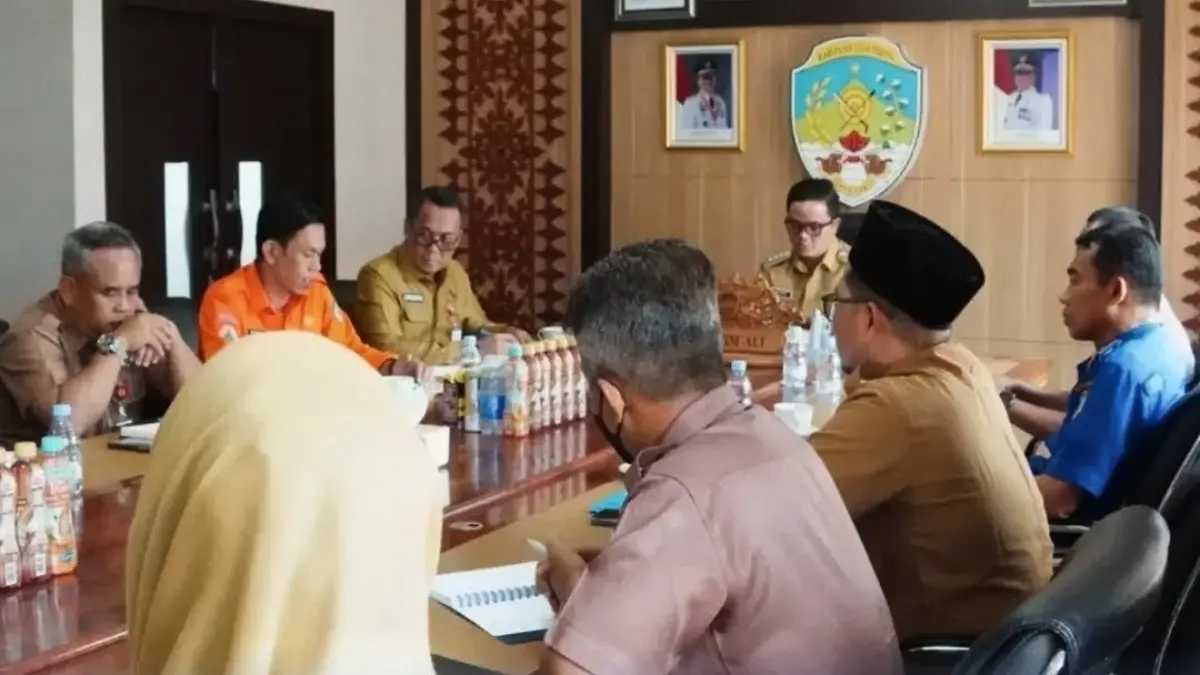 Bupati Ibrahim Ali memimpin rapat penanganan karhutla dan sebaran asap di Kabupaten Tana Tidung, Selasa (1/9), di Ruang Rapat Bupati Tana Tidung.