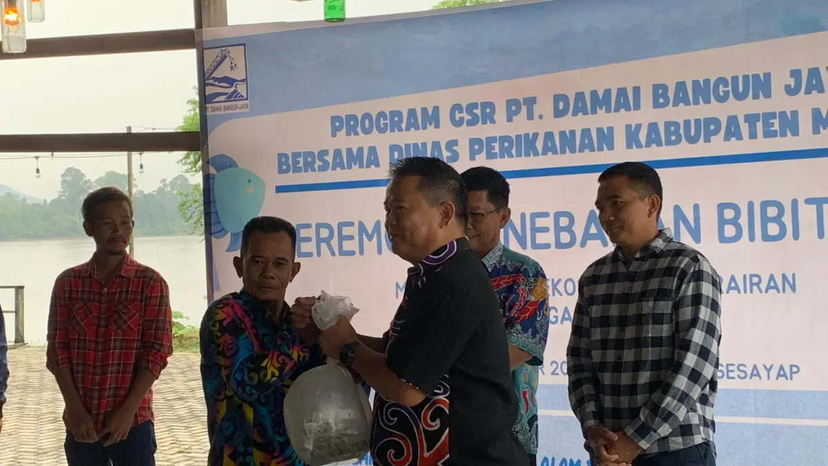 DIPA/RADAR TARAKAN
RESTOCKING: Sekda Ernes saat memberikan bibit ikan patin kepada salah satu nelayan yang hadir.