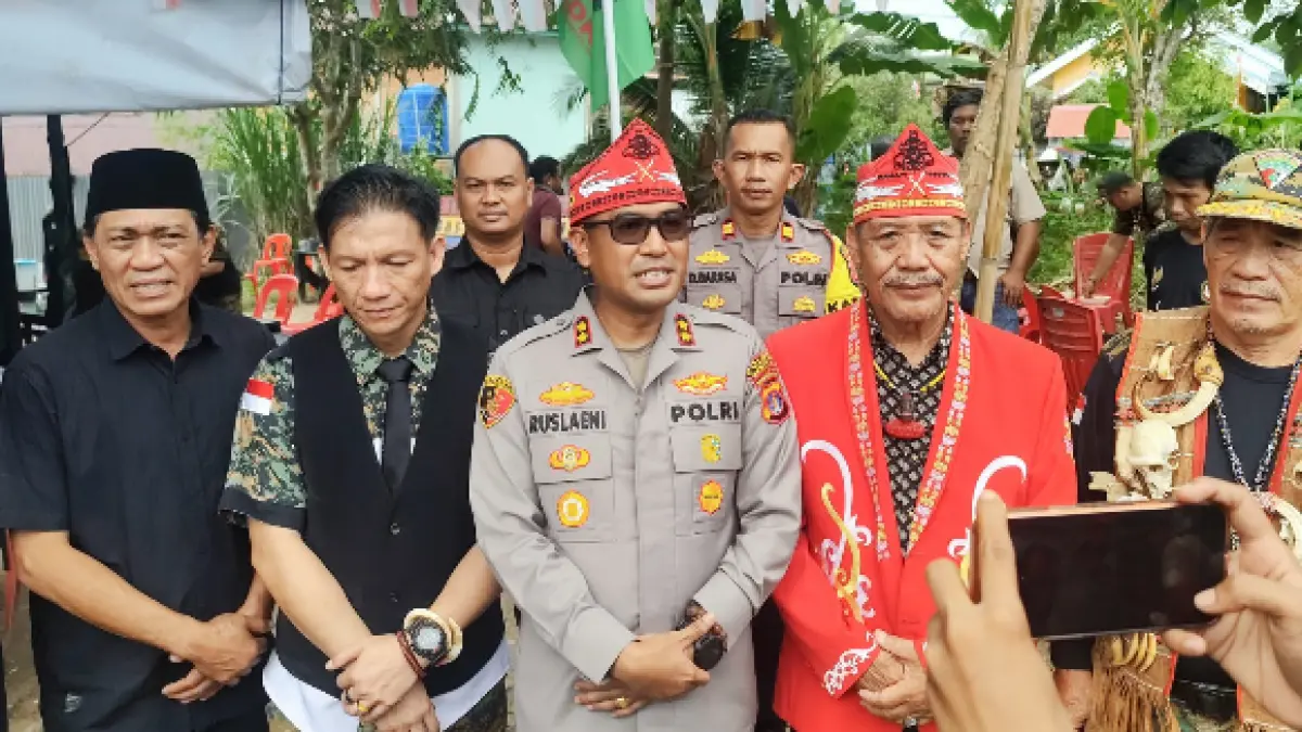 KOMITMEN : Kapolres Nunukan AKBP Ruslaeni bersama Ketua DPC LPADKT Kabupaten Nunukan Ryan Antoni dan tokoh adat dan tokoh masyarakat usai bersilaturahmi, Kamis (3/9). ASRULLAH/RADAR TARAKAN