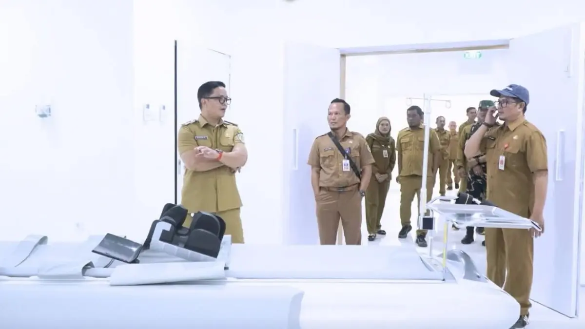 LAYANAN KESEHATAN: Bupati Ibrahim Ali meninjau progres pemasangan CT-scan RSUD Akhmad Berahim, pertengahan bulan lalu. (DOK: DKSIP)