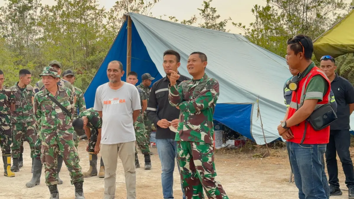 TINJAU LAPANGAN : Dandim 0903/Bulungan Kolonel Inf Dhuwi Hendradjaja meninjau pos siaga karhutla di Desa Mangkupadi. 
