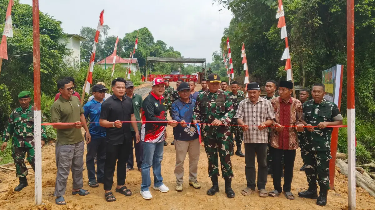 INFRASTRUKTUR: Dandim 0914/TNT Letkol Arm R. Florensius Ferdian Ricarda  bersama kepala. desa dan tokoh masyarakat meresmikan jembatan beton Garuda di Desa Sepala Dalung, Jumat (4/9). FOTO: SOPIAN/RADAR TARAKAN