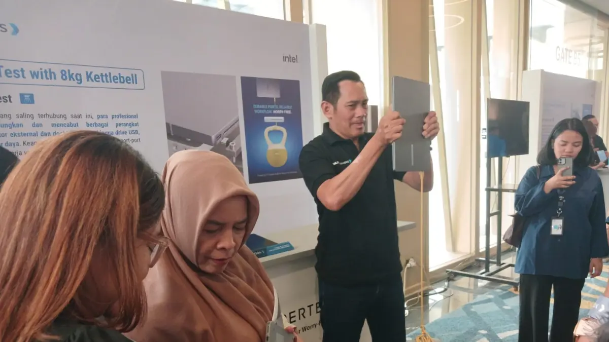 MEMAPARKAN : Petugas menjelaskan spesifikasi dan keunggulan produk terbaru Asus
