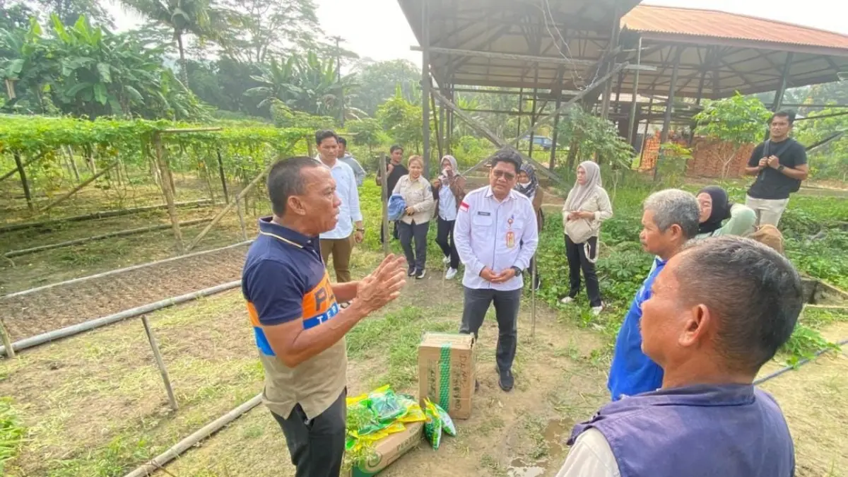 PANGAN : Kepala DKPP Nunukan, Masniadi saat menyalurkan bantuan pertanian ke Kelompok Tani Sangkutu Banne, belum lama ini.&nbsp;