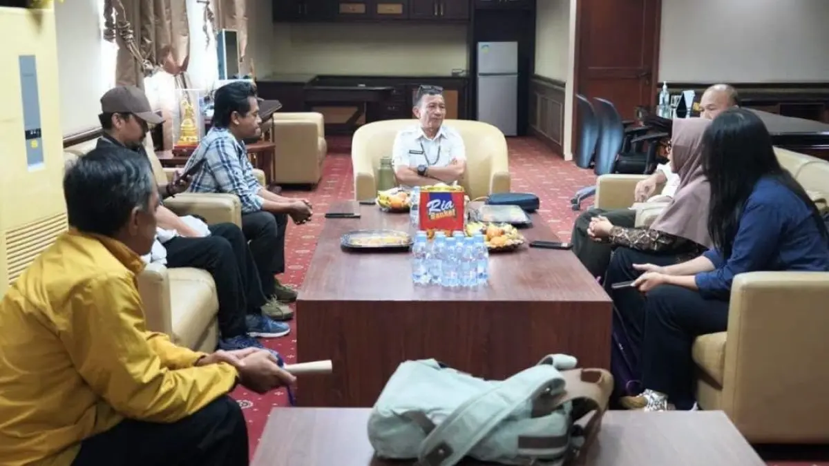 PENGELOLAAN : Wakil Bupati Nunukan Hermanus saat menerima audiensi tim GIZ ProMangrovePeat di ruang kerjanya.&nbsp;