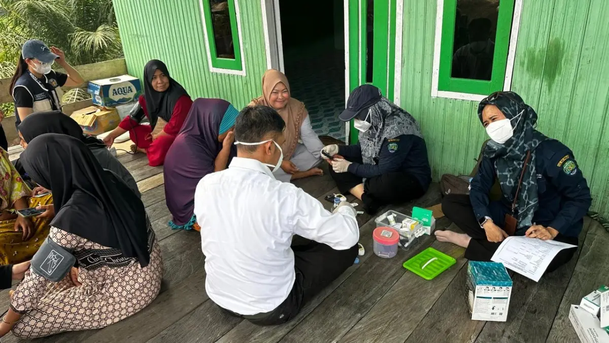 SKRINING KESEHATAN : Petugas melakukan skrining terhdap warga yang terdampak karhutla di Bulungan.
