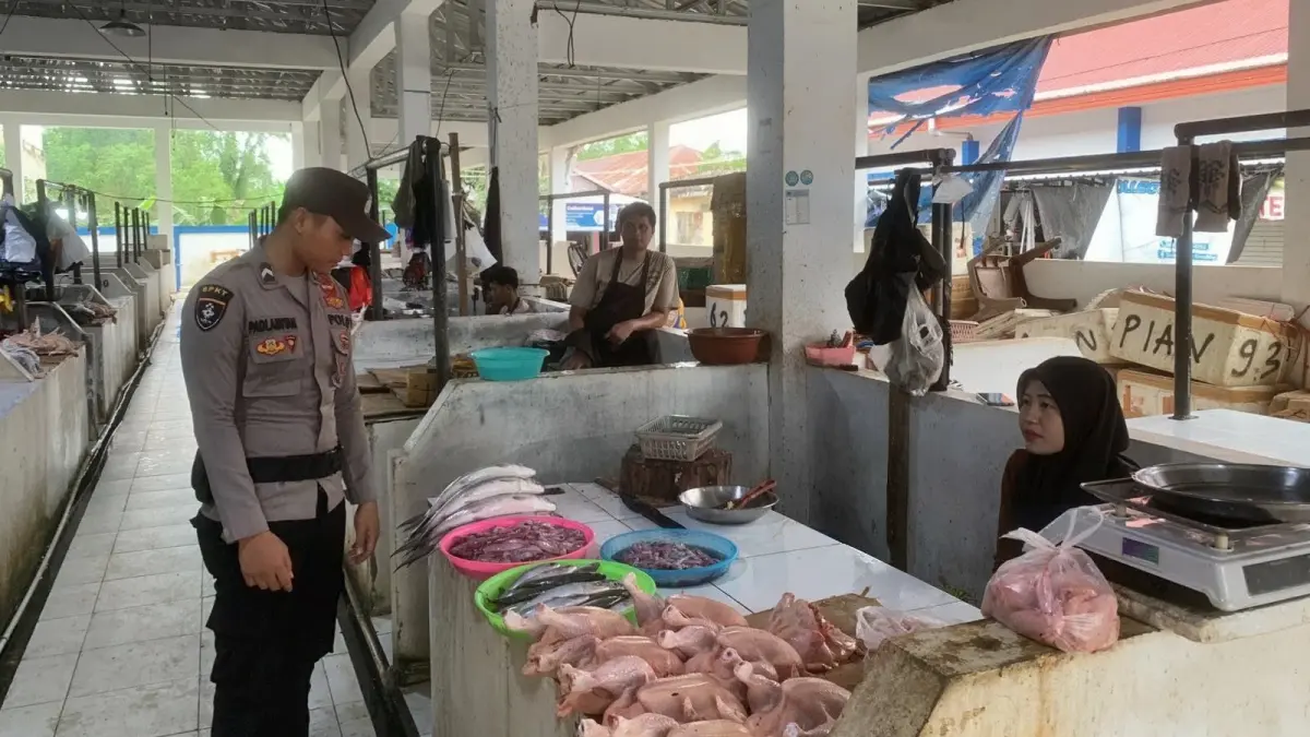 CEK SEMBAKO; Bhabinkabtimas Polres Tana Tidung memantau pergerakan harga kebutuhan pokok di Tana Tidung, Sabtu (4/9).
