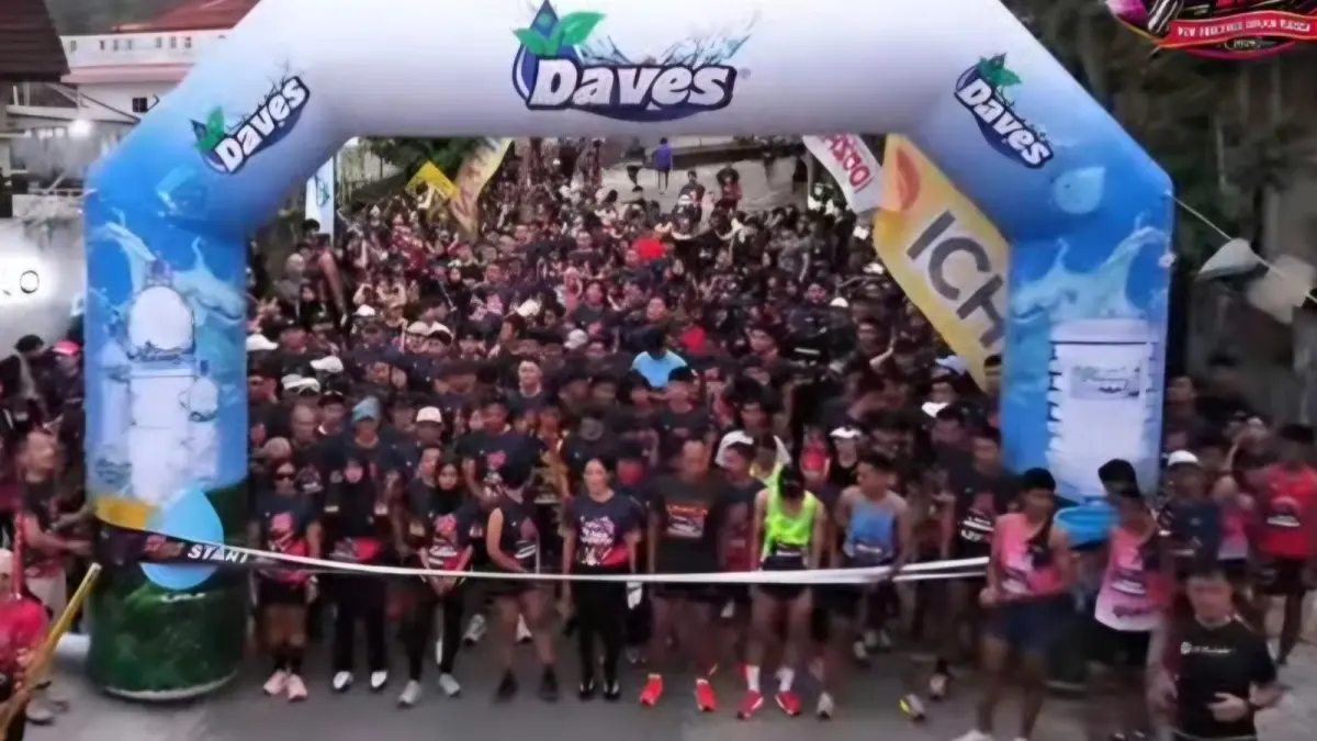 Peserta ITH Run To Big Dream 2026 berlari melewati gerbang start dengan penuh semangat, didukung kehadiran AMDK Daves.
