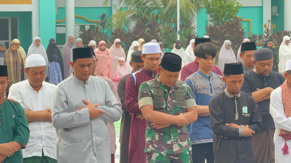 SALAT ISTISQA : Dandim 0903/Bulungan Kolonel Inf Dhuwi Hendradjaja melaksanakan salat Istisqa di Masjid Agung Istiqomah Tanjung Selor, Sabtu (5/9).
