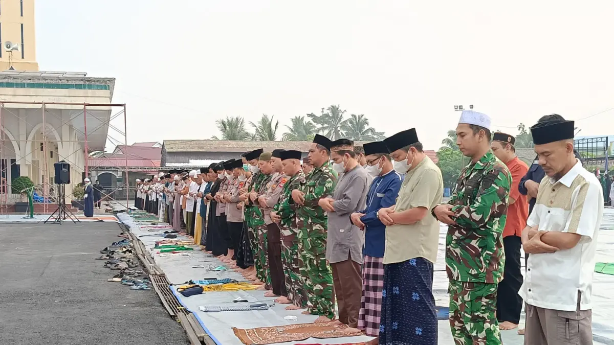 SALAT ISTISQA: Sejumlah jamaah mengikuti Salat Istisqa di halaman Masjid Agung Istiqomah Tanjung Selor, Sabtu (5/9).