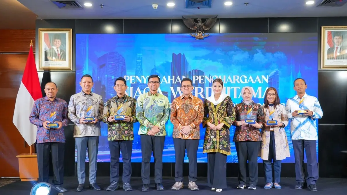 BRI Raih Penghargaan Niaga Werdhitama
Corporate Secretary BRI Dhanny menerima Penghargaan Niaga Werdhitama kategori Industry Trade Development Partner dari Badan Pengembangan Sumber Daya Manusia Perdagangan Kementerian Perdagangan di Jakarta, Rabu (2/9/2026).