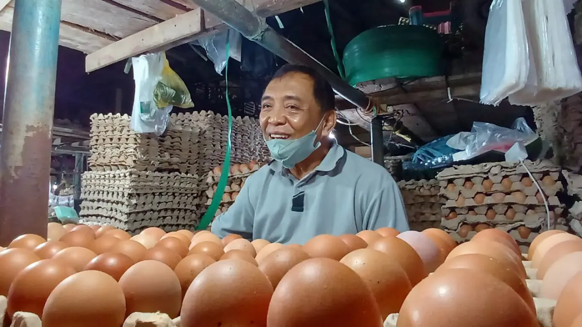 DEFISIT TELUR: Salah satu pedagang telur di Kota Tarakan. AGUS DIAN ZAKARIA/RADAR TARAKAN