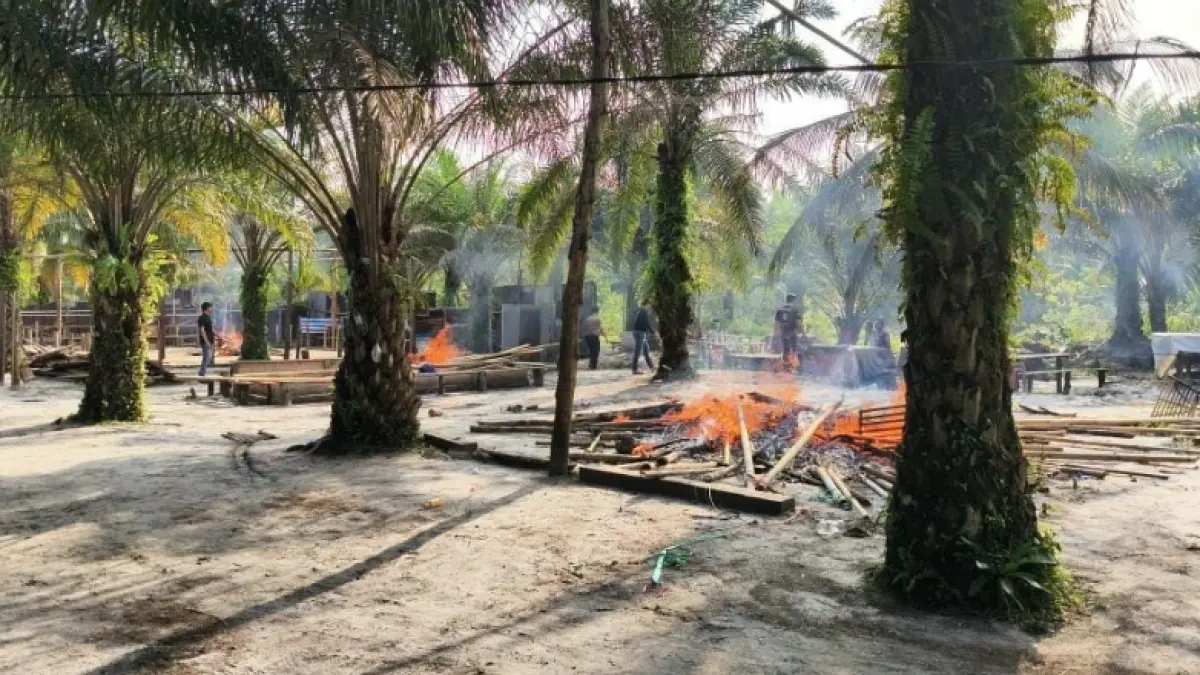 DIMUSNAHKAN : Personel Polres Nunukan melakukan pembongkaran dan memusnahkan dengan cara dibakar secara terukur.&nbsp;