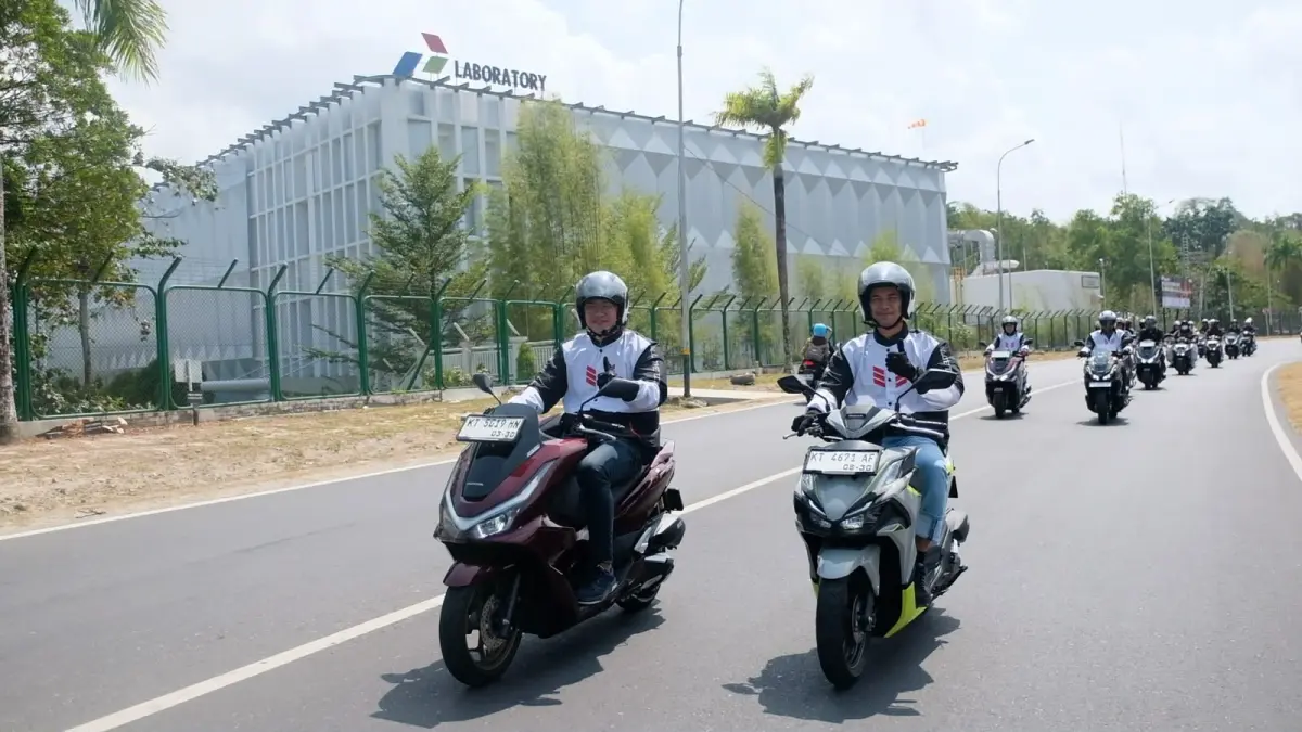 Peserta mengikuti konvoi sepeda motor Honda dalam rangkaian kegiatan Astra Motor Kaltim 1, melintasi kawasan industri di Kalimantan Timur.