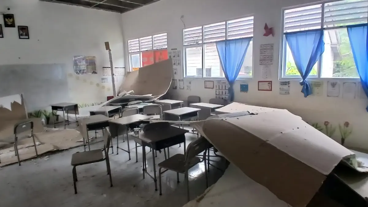 RUSAK : Kondisi ruang kelas 3 SDN 004 Sebatik Tengah mengkhawatirkan usai plafon ambruk.&nbsp;