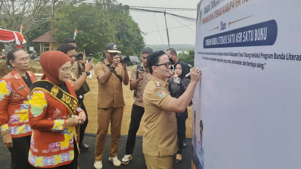 BERI DUKUNGAN: Bupati Ibrahim Ali membubuhkan tanda tangan komitmen bersama mendukung program Satu Buku Satu ASN. FOTO: SOPIAN/RADAR TARAKAN